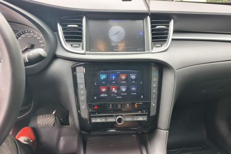 Used Infiniti QX50 2018 2.0T Two-Wheel Drive Fashion Edition Audio And AC Panel