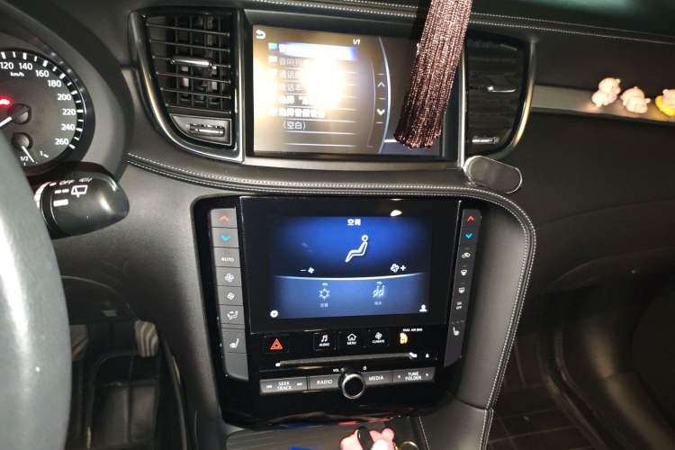 Used Infiniti QX50 2018 2.0T Two-Wheel Drive Fashion Edition Audio And AC Panel