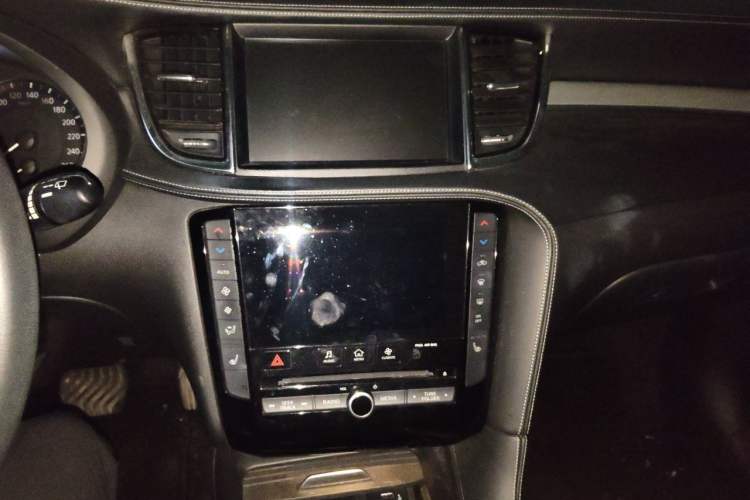 Used Infiniti QX50 2018 2.0T Two-Wheel Drive Fashion Edition Audio And AC Panel