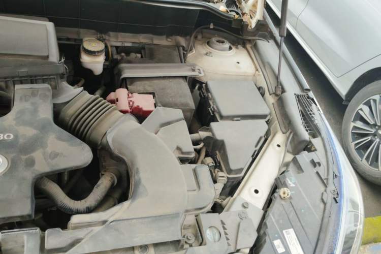 Used Infiniti QX50 2018 2.0T Two-Wheel Drive Fashion Edition Engine Bay Left