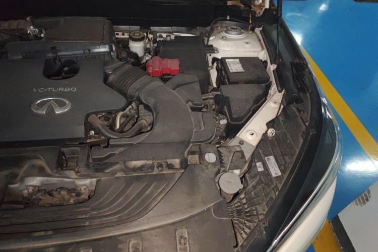 Used Infiniti QX50 2018 2.0T Two-Wheel Drive Fashion Edition Engine Bay Left