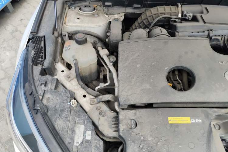 Used Infiniti QX50 2018 2.0T Two-Wheel-Drive Elite Edition Engine Bay Right