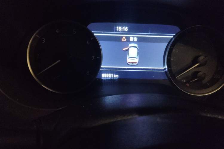 Used Infiniti QX50 2018 2.0T Two-Wheel Drive Fashion Edition Odometer Close Up