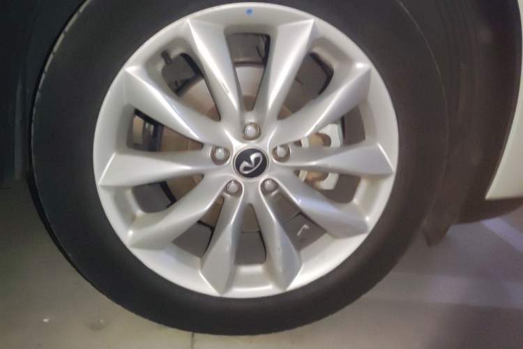 Used Infiniti QX50 2018 2.0T Four-Wheel Drive Elite Edition Right Front Wheel Hub