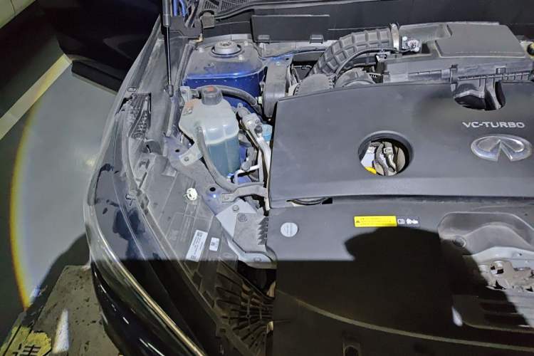 Used Infiniti QX50 2020 2.0T Two-Wheel Drive Fashion Edition Engine Bay Right