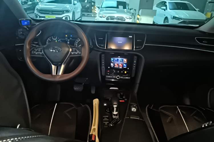 Used Infiniti QX50 2020 2.0T Two-Wheel Drive Elite Edition Center Console