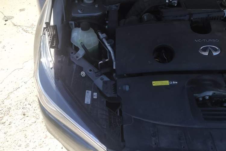 Used Infiniti QX50 2020 2.0T Two-Wheel Drive Fashion Edition Engine Bay Right