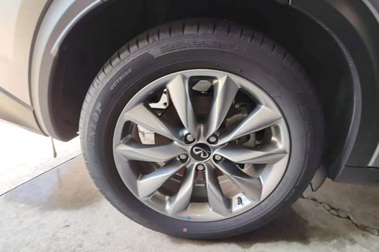 Used Infiniti QX50 2020 Revised Version 2.0T Two-Wheel Drive Fashion Edition Right Rear Wheel Hub