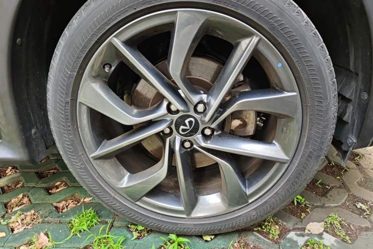 Used Infiniti QX50 2020 Revised Version 2.0T Four-Wheel Drive Smart Edition Right Front Wheel Hub