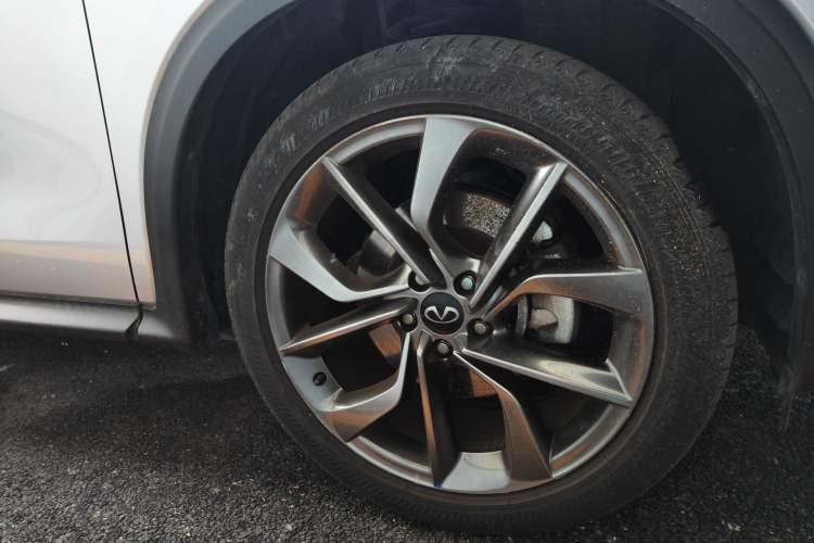 Used Infiniti QX50 2020 2.0T Four-Wheel Drive Navigation Edition Right Front Wheel Hub