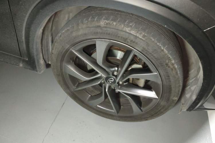 Used Infiniti QX50 2022 2.0T Four-Wheel Drive Flagship Edition Right Front Wheel Hub
