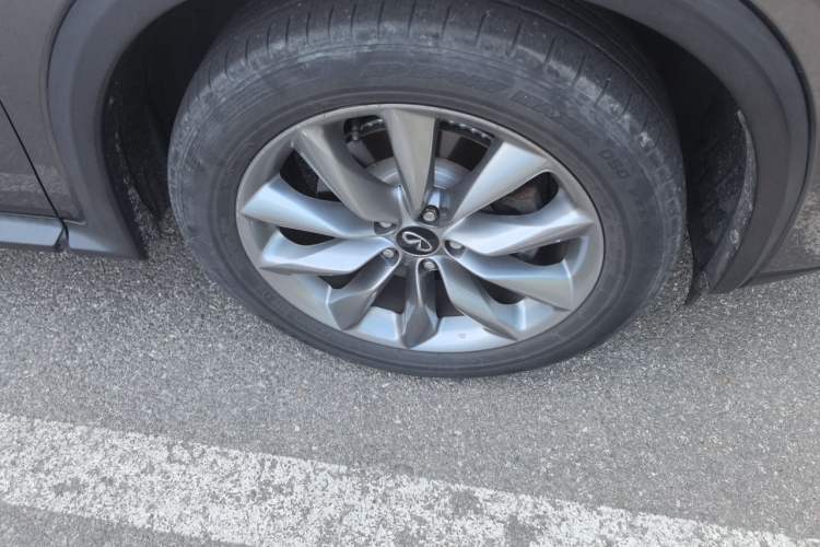 Used Infiniti QX50 2022 2.0T Four-Wheel Drive Elite Edition Right Front Wheel Hub
