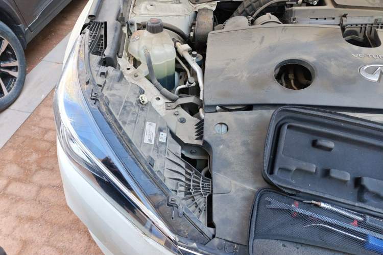 Used Infiniti QX50 2022 2.0T Two-Wheel Drive Fashion Edition Engine Bay Right