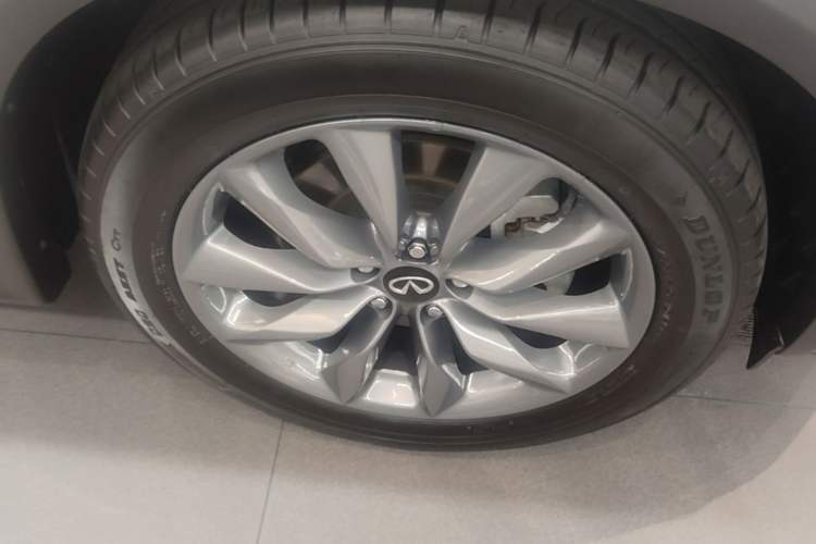 Used Infiniti QX50 2022 2.0T Four-Wheel Drive Elite Edition Right Front Wheel Hub