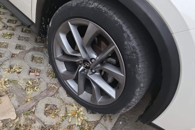 Used Infiniti QX50 2022 2.0T Four-Wheel Drive Navigation Edition Right Front Wheel Hub