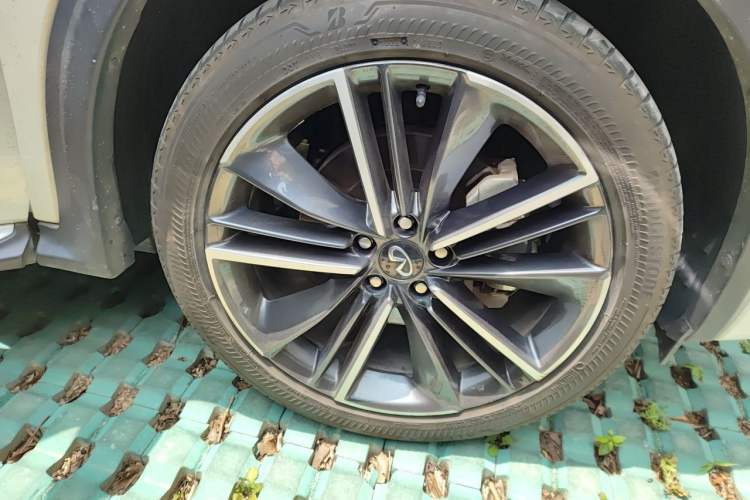 Used Infiniti QX55 2022 2.0T Luxurious Version Right Front Wheel Hub
