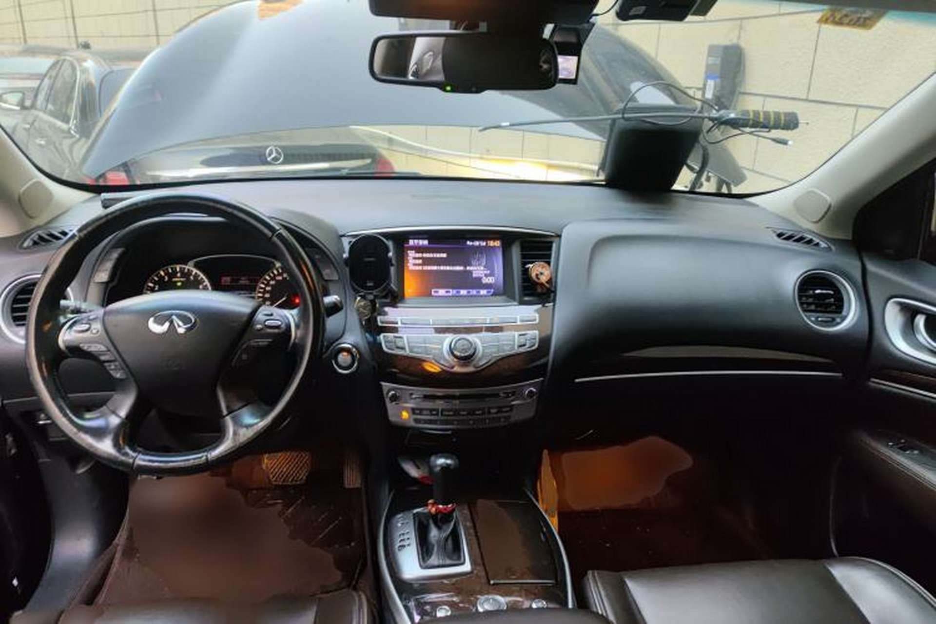 Used Infiniti QX60 2014 2.5 S/C Hybrid All-Wheel-Drive Versatile Edition Center Console