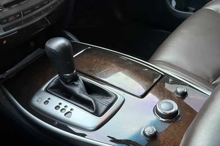 Used Infiniti QX60 2014 2.5 S/C Hybrid Two-Wheel Drive Excellence Edition Interior 1