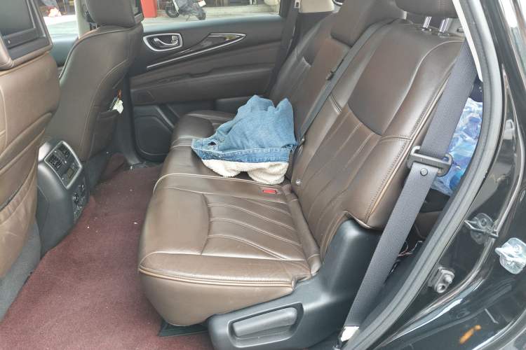Used Infiniti QX60 2014 3.5L Four-Wheel Drive All-Terrain Version Left Rear Seat