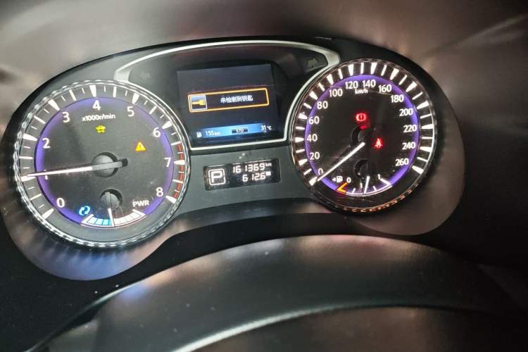Used Infiniti QX60 2014 2.5 S/C Hybrid All-Wheel-Drive Versatile Edition Odometer Close Up