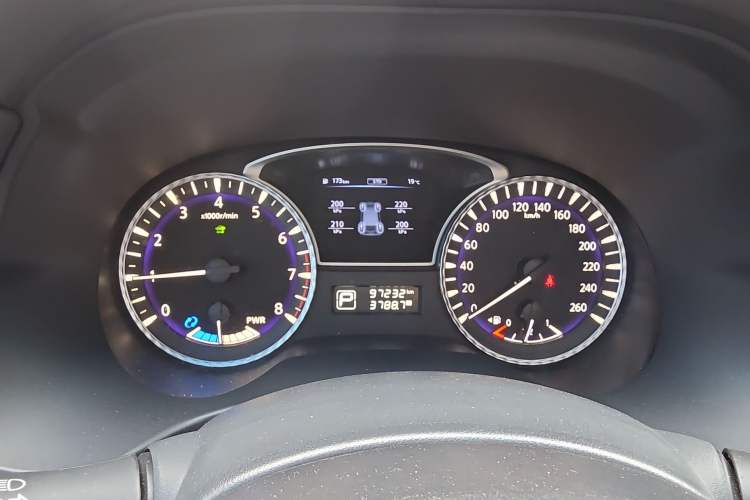 Used Infiniti QX60 2014 2.5 S/C Hybrid Two-Wheel Drive Excellence Edition Odometer Close Up