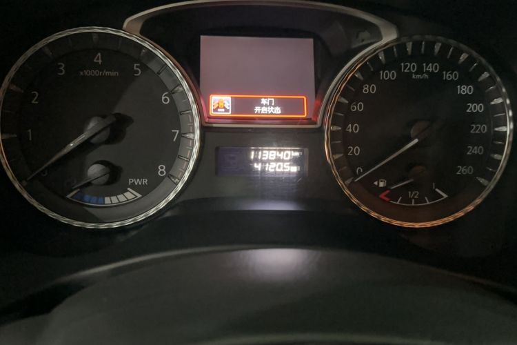 Used Infiniti QX60 2014 2.5 S/C Hybrid Two-Wheel Drive Excellence Edition Odometer Close Up