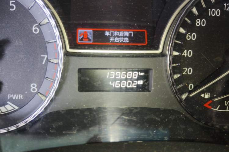 Used Infiniti QX60 2014 2.5 S/C Hybrid All-Wheel-Drive Versatile Edition Odometer Close Up