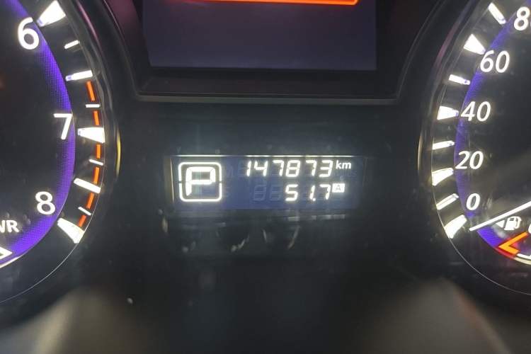 Used Infiniti QX60 2014 2.5 S/C Hybrid Two-Wheel Drive Excellence Edition Odometer Close Up