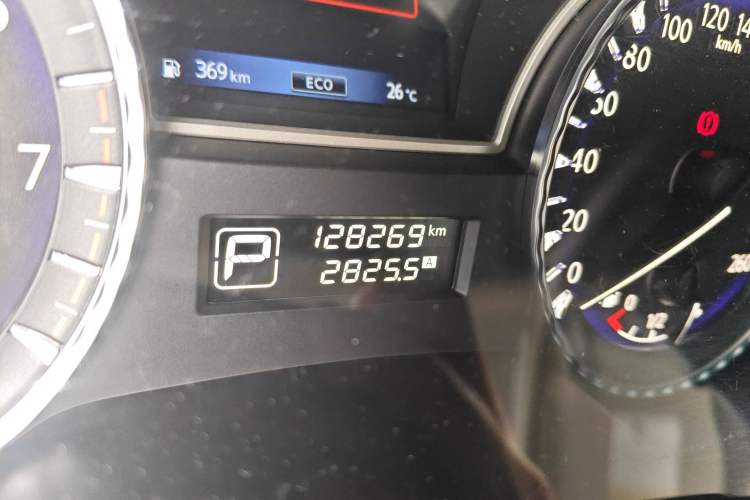 Used Infiniti QX60 2014 3.5L Four-Wheel Drive All-Terrain Version Odometer Close Up