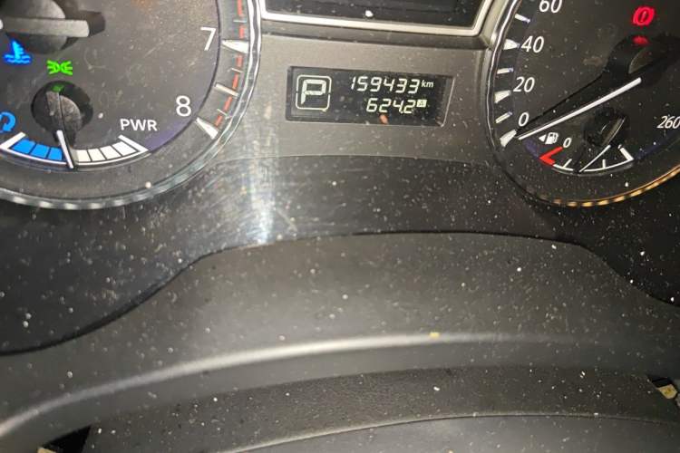 Used Infiniti QX60 2014 2.5 S/C Hybrid Two-Wheel Drive Excellence Edition Odometer Close Up