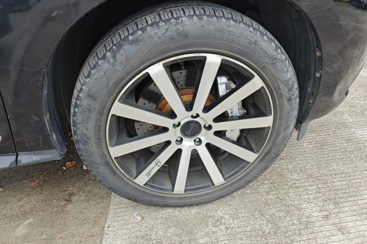 Used Infiniti QX60 2014 3.5L Two-Wheel Drive Excellence Edition Right Front Wheel Hub