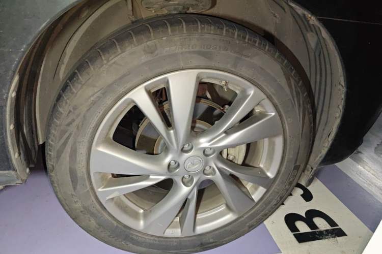 Used Infiniti QX60 2014 2.5 S/C Hybrid Two-Wheel Drive Excellence Edition Right Front Wheel Hub