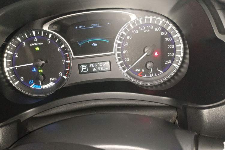 Used Infiniti QX60 2014 2.5 S/C Hybrid Two-Wheel Drive Excellence Edition Odometer Close Up