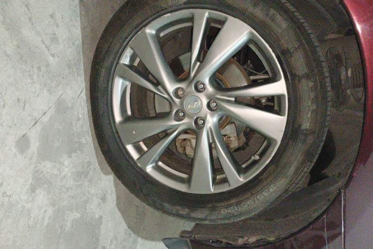 Used Infiniti QX60 2014 2.5 S/C Hybrid Two-Wheel Drive Excellence Edition Right Front Wheel Hub
