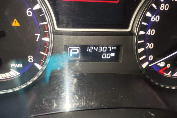 Used Infiniti QX60 2014 2.5 S/C Hybrid Two-Wheel Drive Excellence Edition Odometer Close Up
