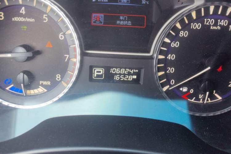 Used Infiniti QX60 2014 2.5 S/C Hybrid Two-Wheel Drive Excellence Edition Odometer Close Up
