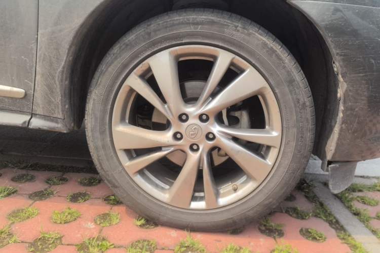 Used Infiniti QX60 2014 2.5 S/C Hybrid Two-Wheel Drive Excellence Edition Right Front Wheel Hub