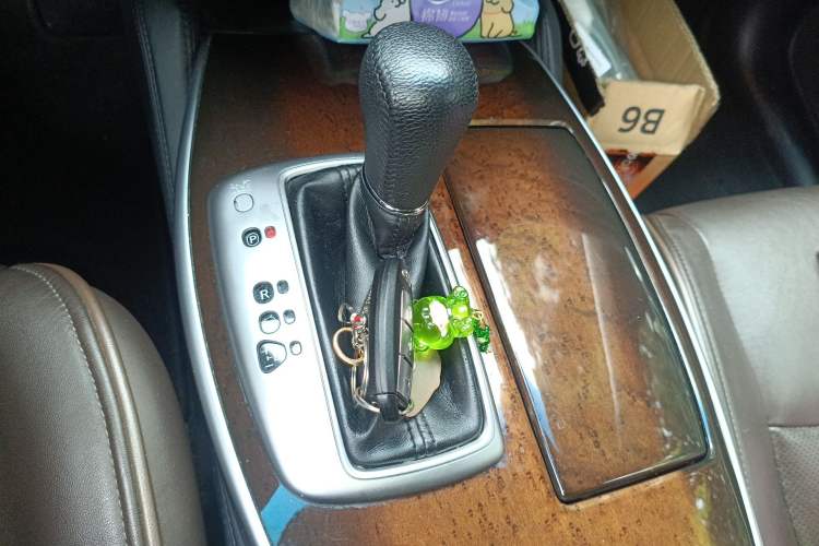 Used Infiniti QX60 2014 2.5 S/C Hybrid Two-Wheel Drive Excellence Edition Gear Lever
