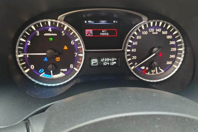 Used Infiniti QX60 2014 2.5 S/C Hybrid Two-Wheel Drive Excellence Edition Odometer Close Up