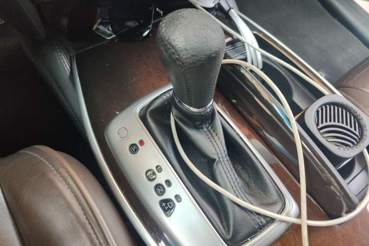 Used Infiniti QX60 2014 2.5 S/C Hybrid Two-Wheel Drive Excellence Edition Gear Lever