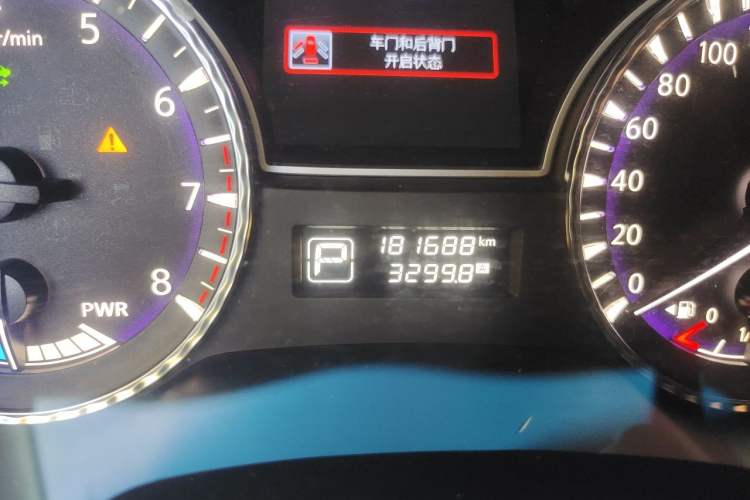 Used Infiniti QX60 2014 2.5 S/C Hybrid Two-Wheel Drive Excellence Edition Odometer Close Up