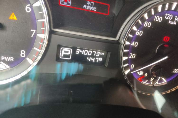 Used Infiniti QX60 2014 2.5 S/C Hybrid Two-Wheel Drive Excellence Edition Odometer Close Up