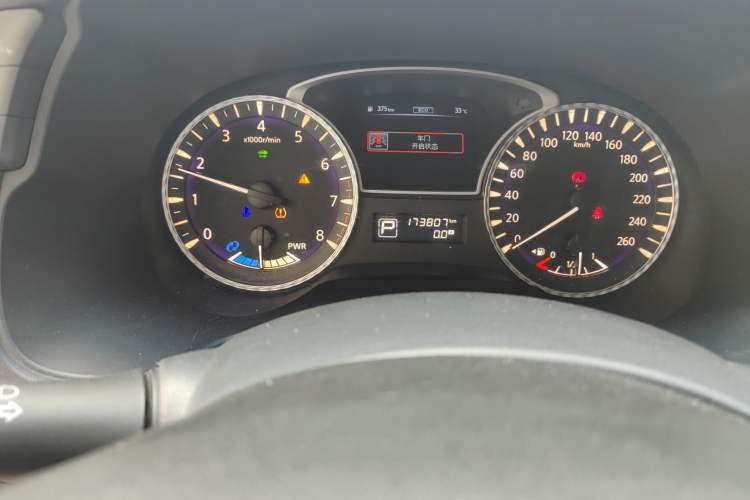Used Infiniti QX60 2014 2.5 S/C Hybrid Two-Wheel Drive Excellence Edition Odometer Close Up