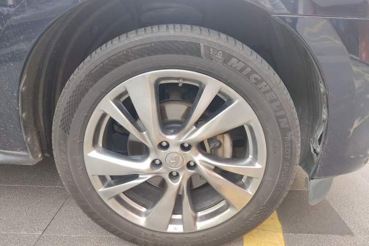 Used Infiniti QX60 2014 2.5 S/C Hybrid Two-Wheel Drive Excellence Edition Right Front Wheel Hub