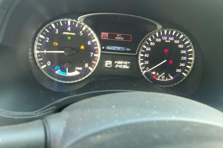 Used Infiniti QX60 2014 2.5 S/C Hybrid All-Wheel-Drive Versatile Edition Odometer Close Up