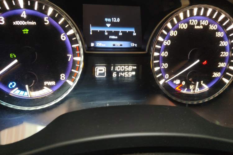 Used Infiniti QX60 2014 2.5 S/C Hybrid All-Wheel-Drive Versatile Edition Odometer Close Up