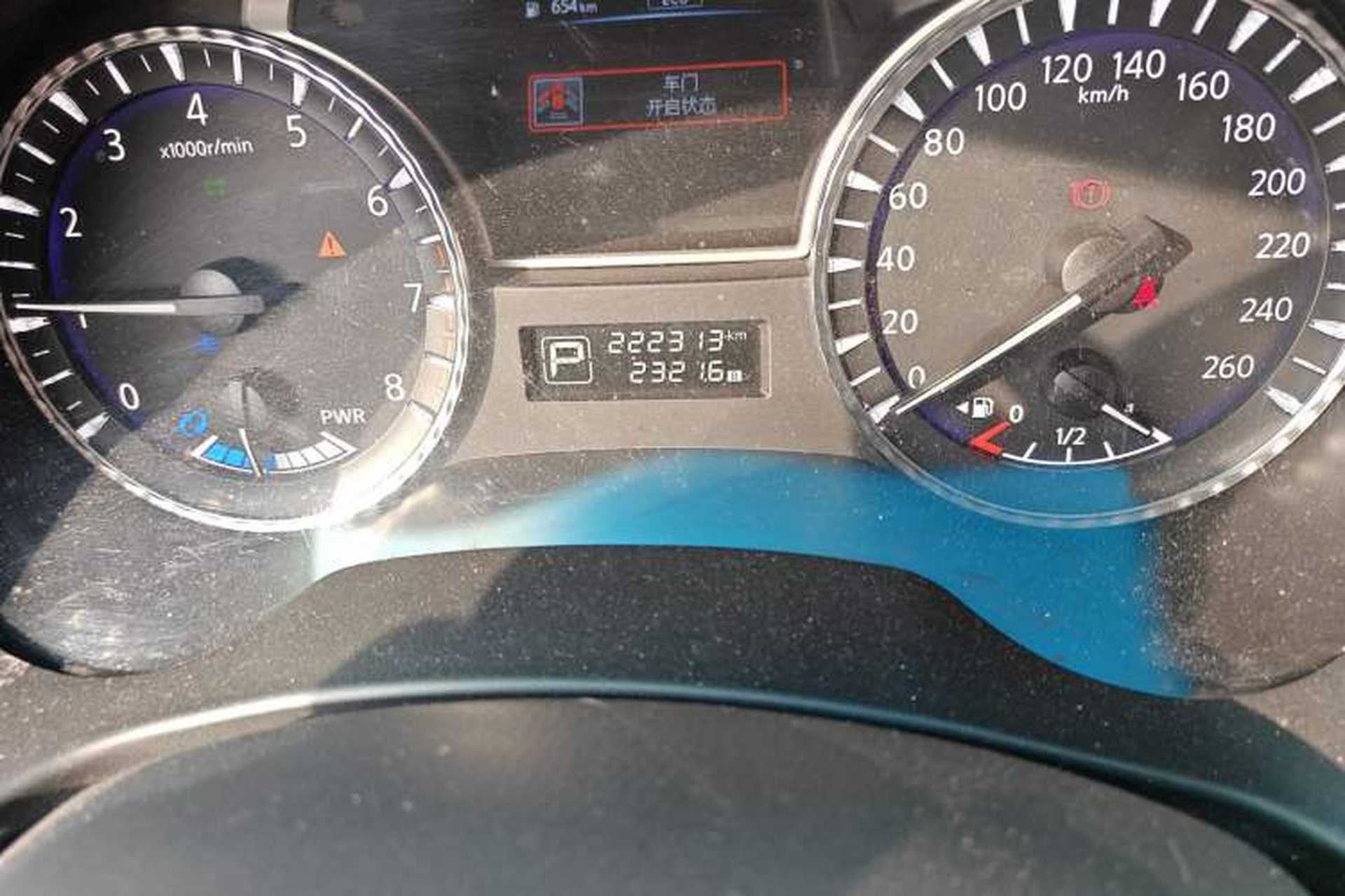 Used Infiniti QX60  Odometer Close Up