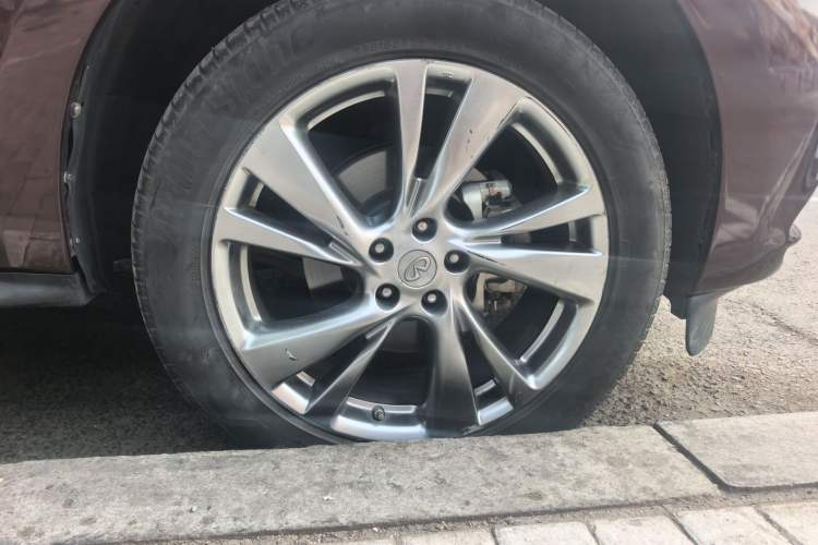 Used Infiniti QX60 2014 2.5 S/C Hybrid Two-Wheel Drive Excellence Edition Right Front Wheel Hub