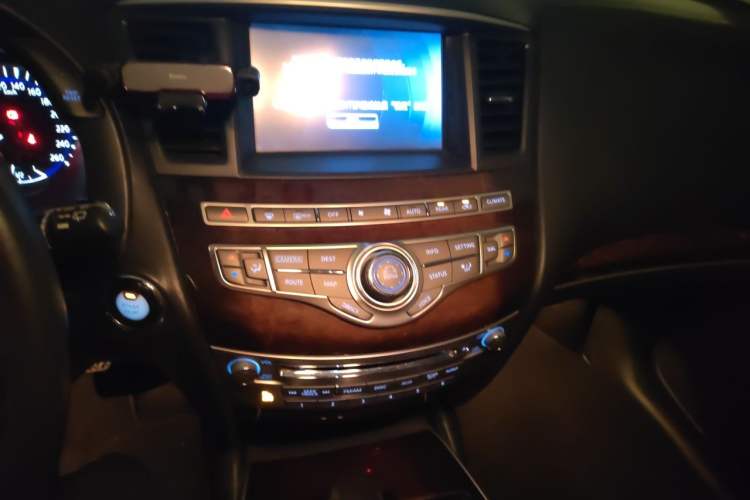 Used Infiniti QX60 2014 2.5 S/C Hybrid Two-Wheel Drive Excellence Edition Audio And AC Panel