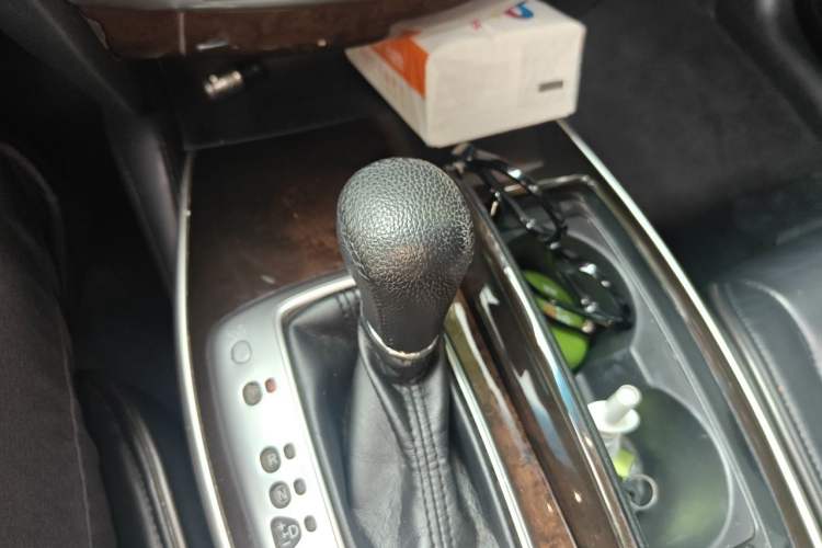 Used Infiniti QX60 2014 2.5 S/C Hybrid Two-Wheel Drive Excellence Edition Gear Lever